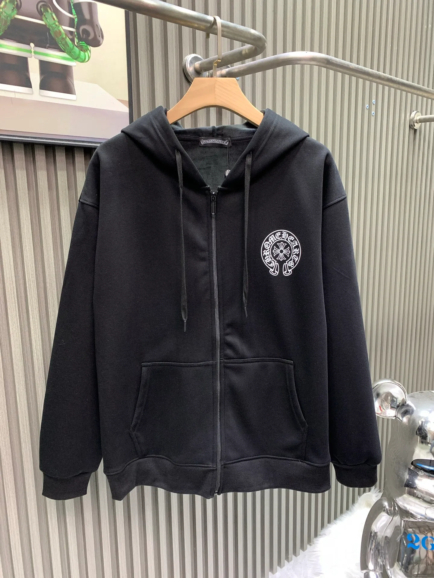 P260 Chrome Hearts Chrome Hearts Chrome New York City limited zipper jacket. Purchased and developed on the official website at 7999. 400 grams of pure cotton➕silver fox velvet. The fabric is made of 400 grams of thin velvet coarse fish scale fabric. The printing is based on the original version and is printed with hand glue. The finished product is sanded and washed to shape. It feels excellent. Genuine antique silver and aged chain heads. The overall routing is straight and delicate. The fabric is comfortable and soft. The color is consistent without color difference. It can be matched with the same style to create a fashionable look. Manage various occasions. Customized accessories Complete three standards, same style for men and women